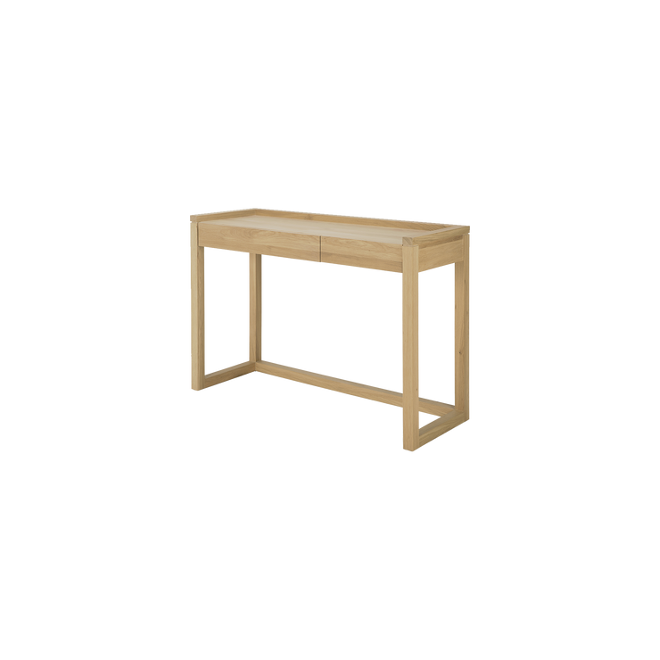 Skrivebordet Frame Desk fra Ethnicraft har et uttrykk som fungerer like godt i åpne romløsninger med fleksible behov, som på hjemmekontoret med en mer dedikert arbeidssone. 