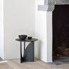 Sidebordet Geometric Side Table fra Ethnicraft i svartlakkert eik