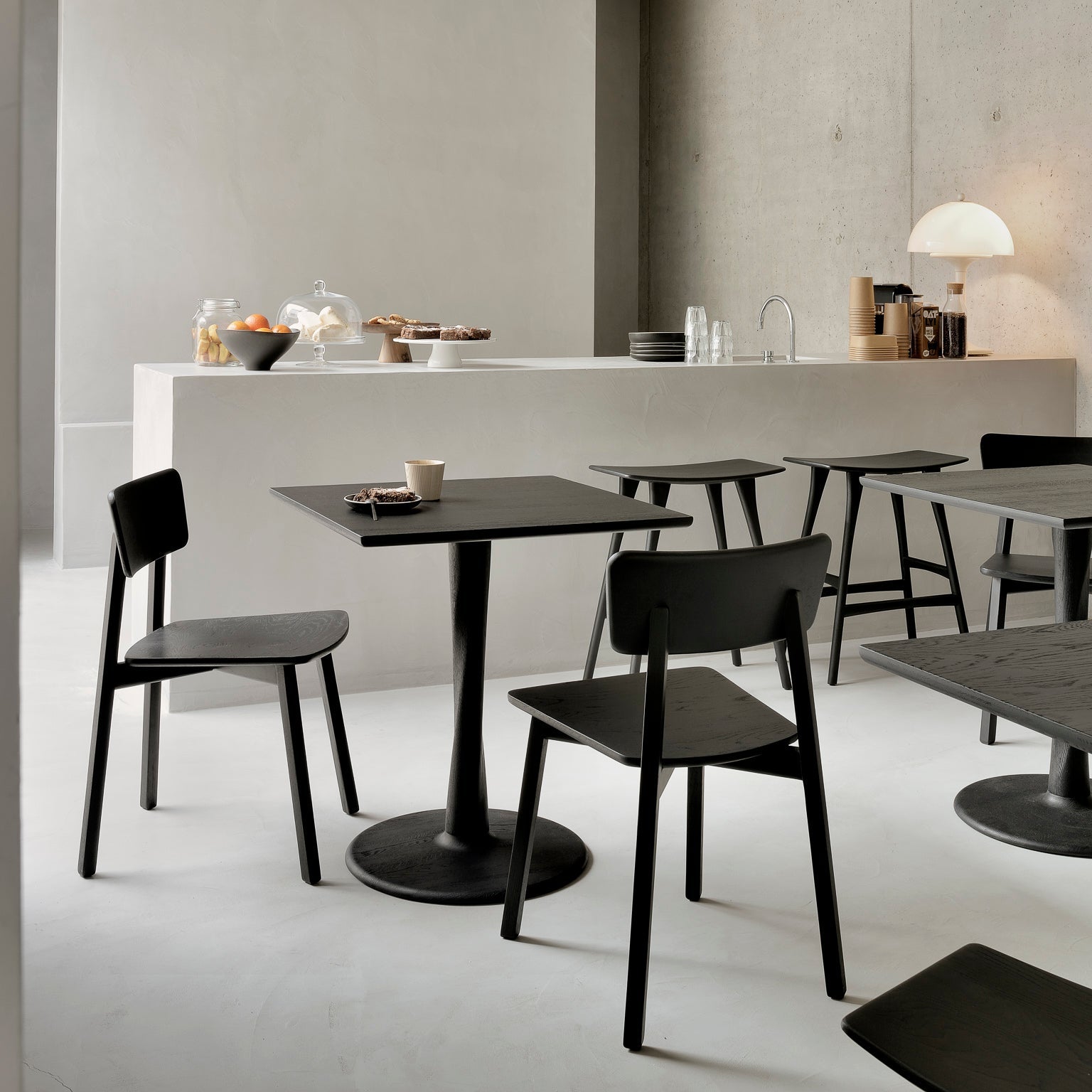 Barkrakk Osso Bar Stool (H80 cm) i sortlakkert eik/black oak fra Ethnicraft.