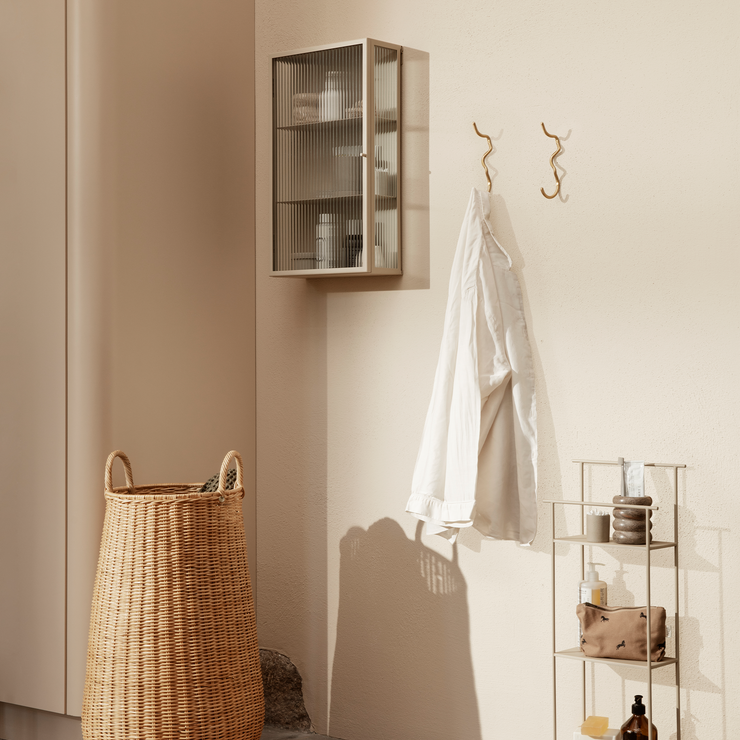 Veggskap Haze Wall Cabinet Rillet Glass fra Ferm Living i beige / Cashmere.