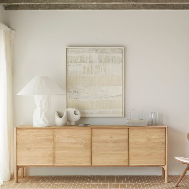 Vakker og praktisk oppbevaring som passer inn i en rekke rom: Den elegante skjenken Pl Sideboard fra Ethnicraft i heltre eik er renskåren i designet og har subtile, delikate elementer som gir skjenken det lille ekstra! De avrundede kantene i skapdøren er en fin detalj som myker opp uttrykket. Velg mellom tre størrelser.