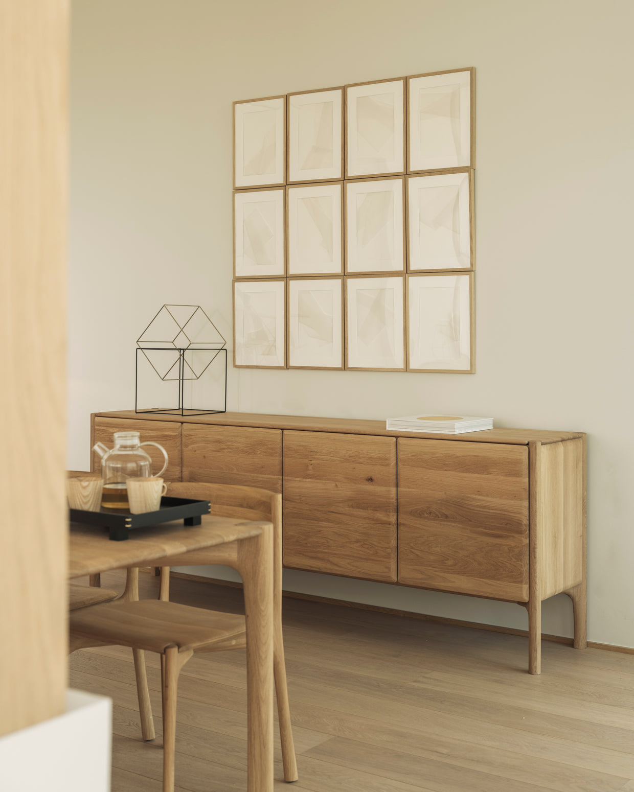 Skjenken Pl Sideboard fra Ethnicraft i heltre eik, bredde 230 cm