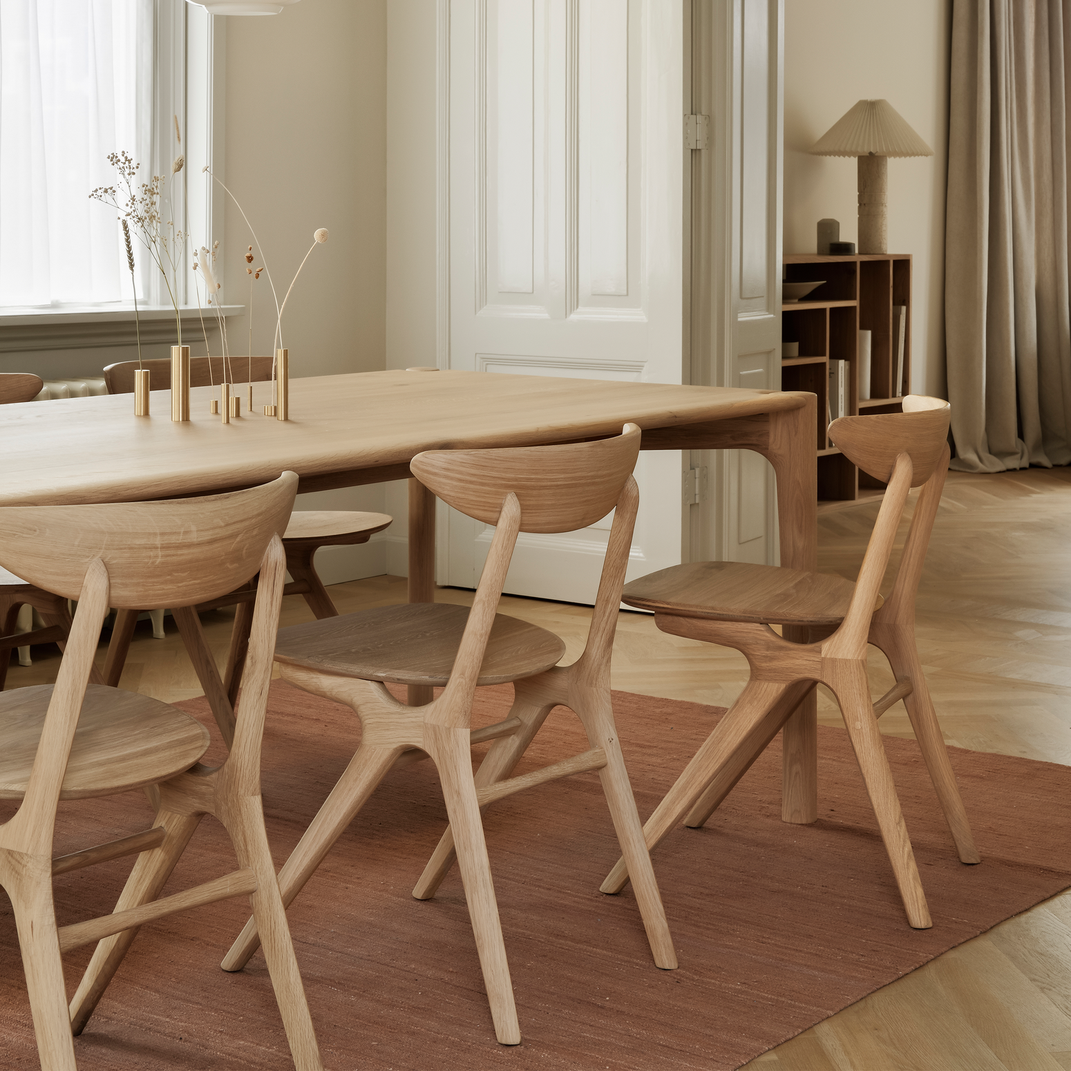 Spisebord PI Dining Table fra Ethnicraft i lakkert eik.