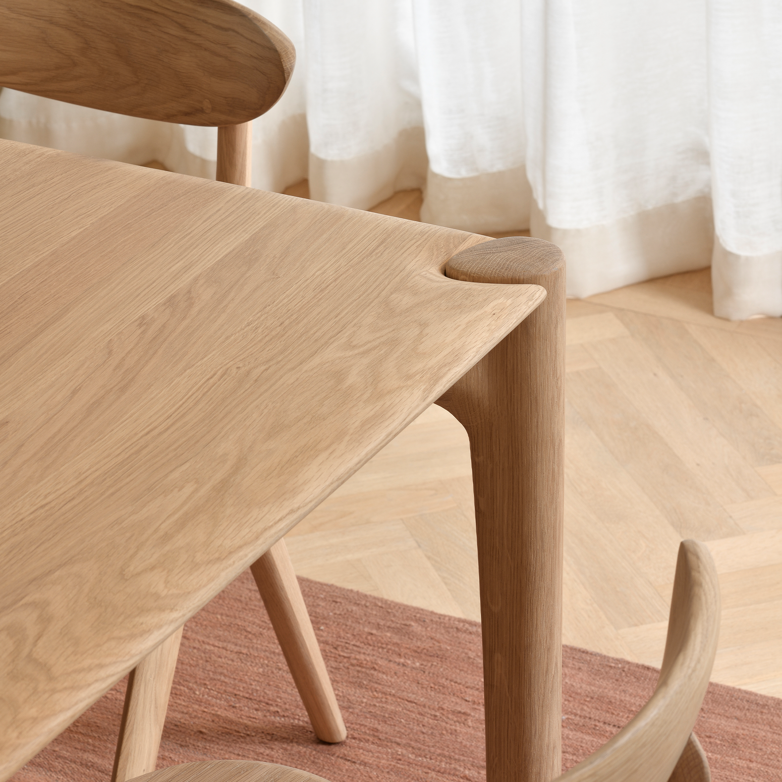 Spisebord PI Dining Table fra Ethnicraft i lakkert eik.