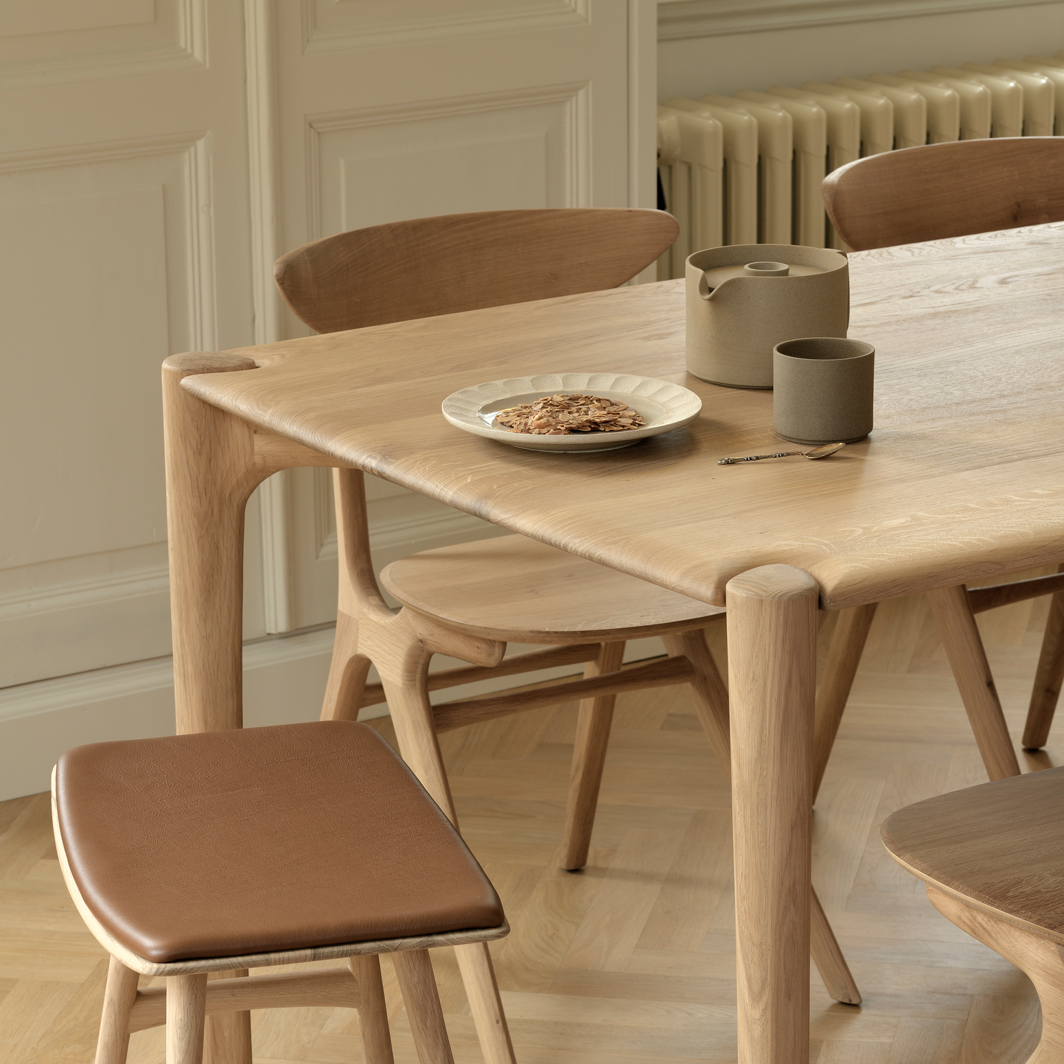 Spisebord PI Dining Table fra Ethnicraft i lakkert eik.