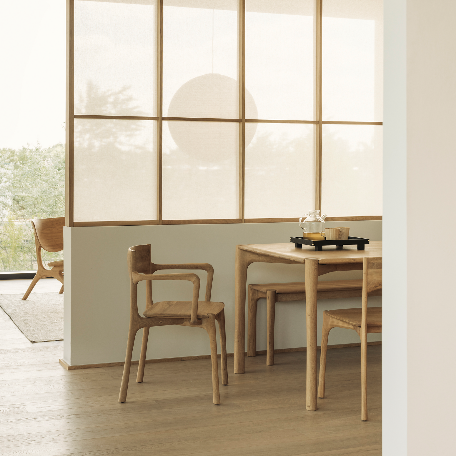 Spisebord PI Dining Table fra Ethnicraft i lakkert eik.