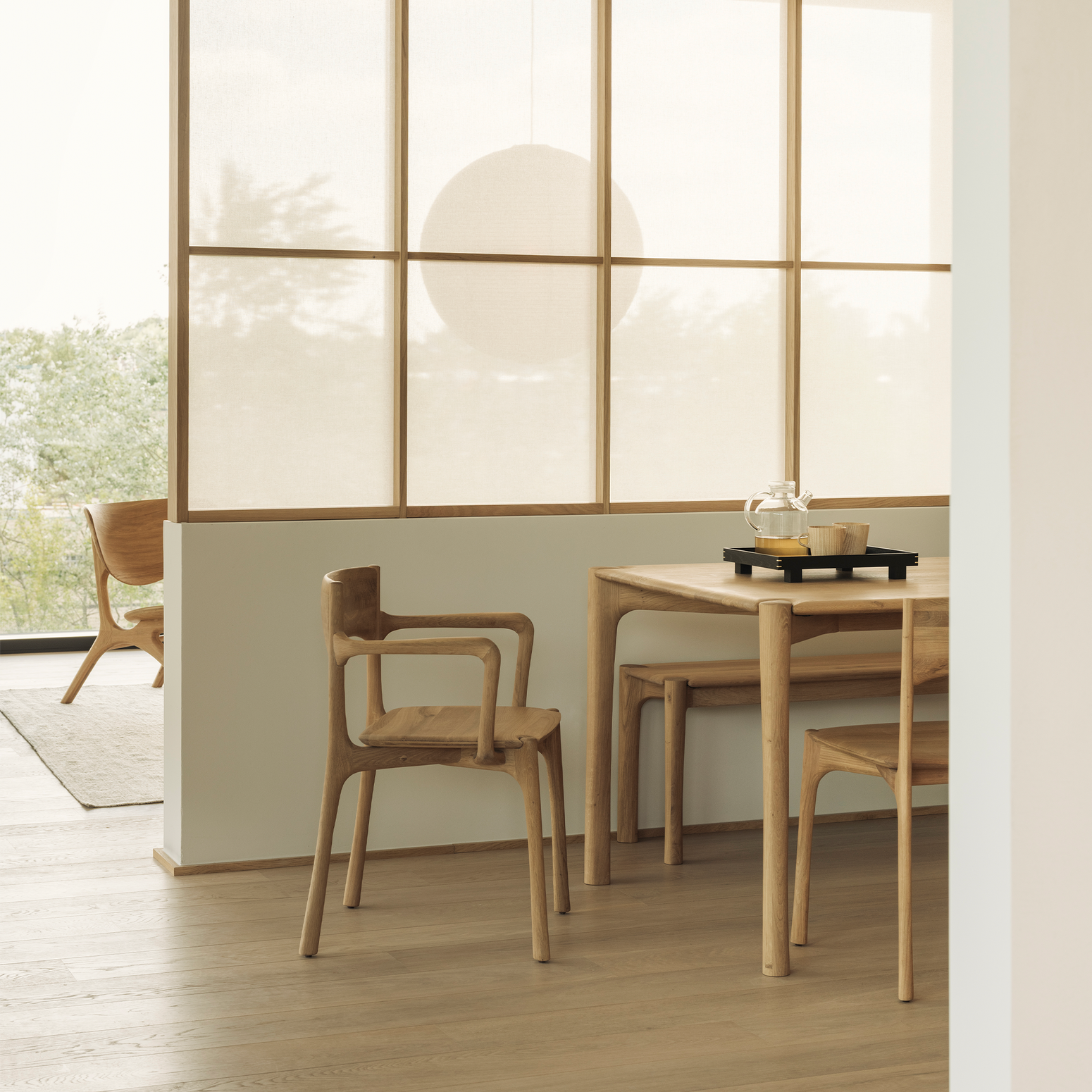 Stol Pl Dining Chair fra Ethnicraft i oljet eik med armlene fra Ethnicraft.
