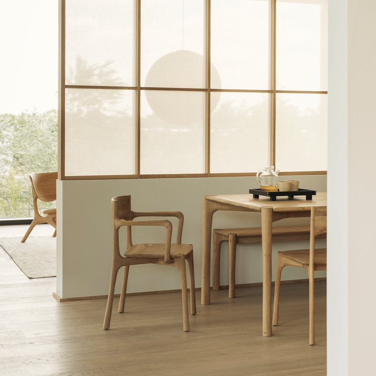 Stol Pl Dining Chair fra Ethnicraft i oljet eik med armlene fra Ethnicraft.