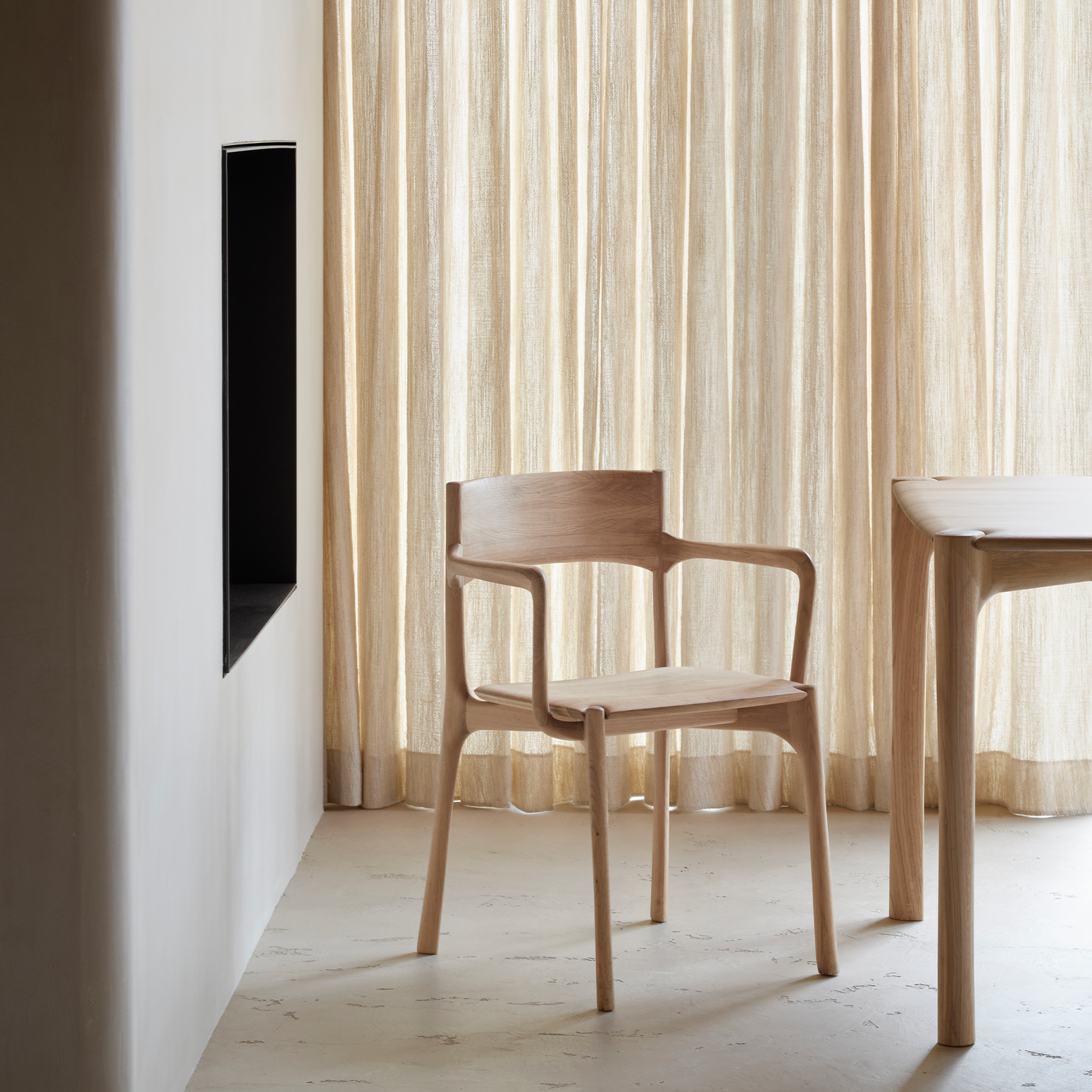 Stol Pl Dining Chair fra Ethnicraft i oljet eik med armlene fra Ethnicraft.