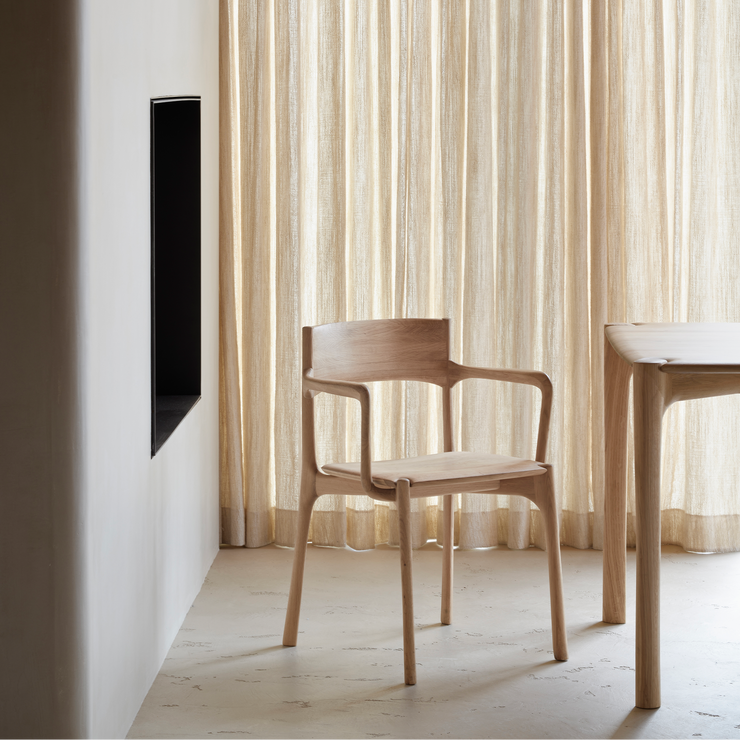 Stol Pl Dining Chair fra Ethnicraft i oljet eik med armlene fra Ethnicraft.