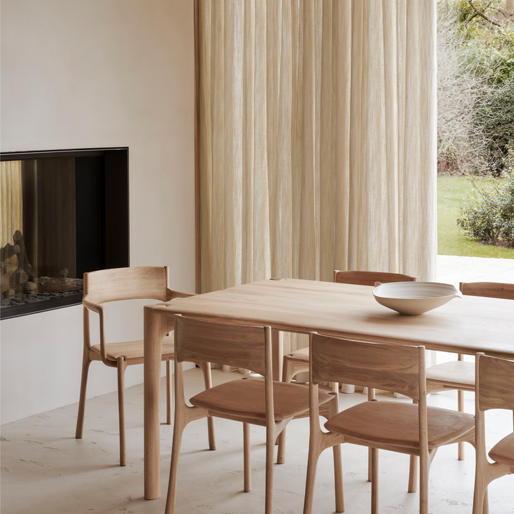 Stol Pl Dining Chair fra Ethnicraft i oljet eik, med og uten armlene fra Ethnicraft.