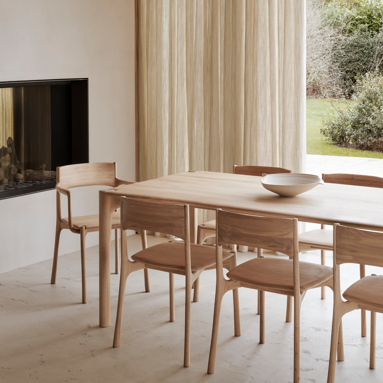 Spisebord PI Dining Table fra Ethnicraft i lakkert eik.