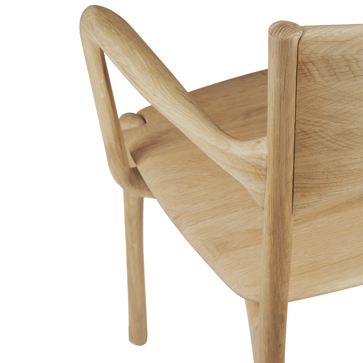 Stol Pl Dining Chair fra Ethnicraft i oljet eik med armlene fra Ethnicraft.