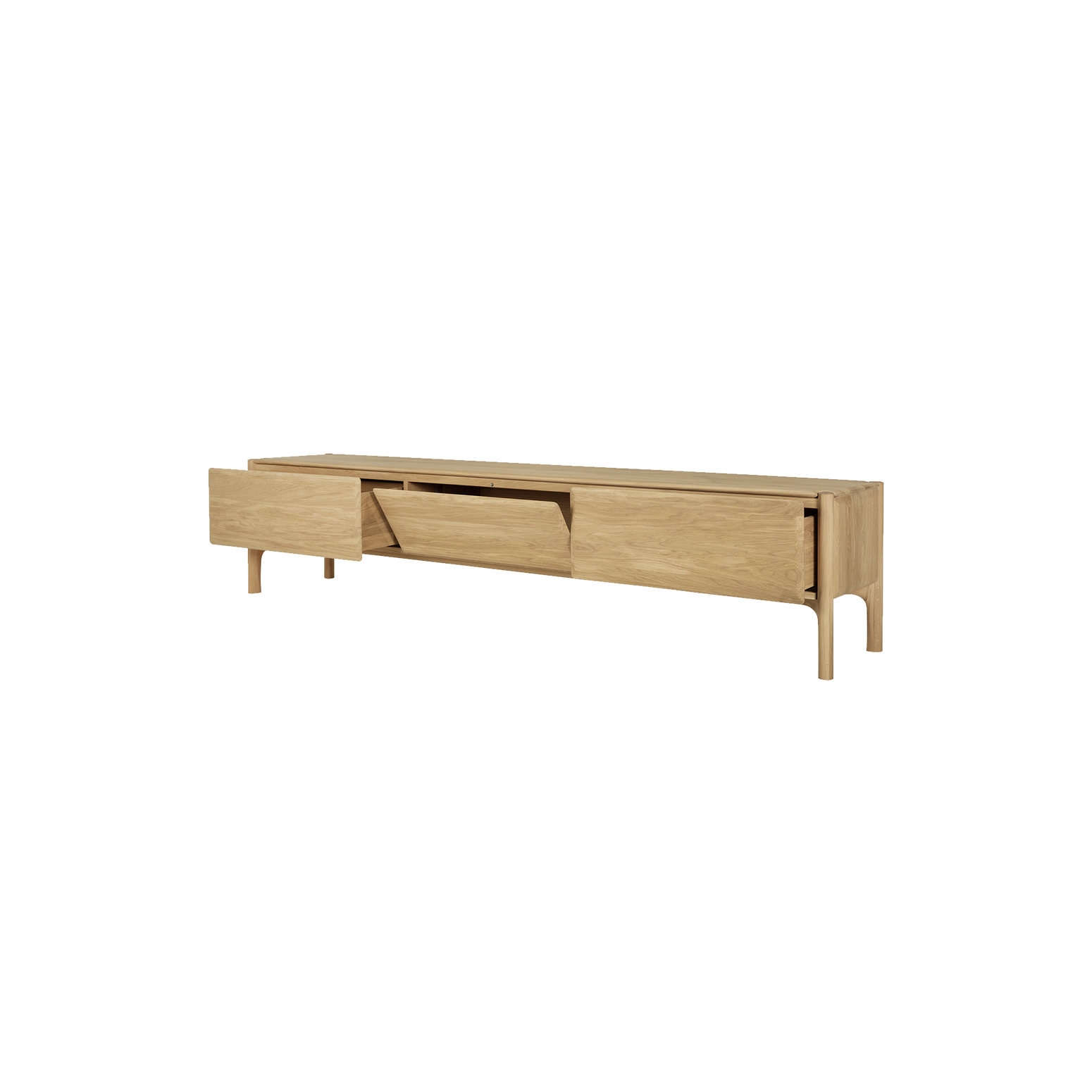 TV-benken Pl TV Cupboard fra Ethnicraft er raus i størrelsen og kan med sine tre praktiske skuffer romme mye av det du ikke vil ha fremme. Bredde 242 cm