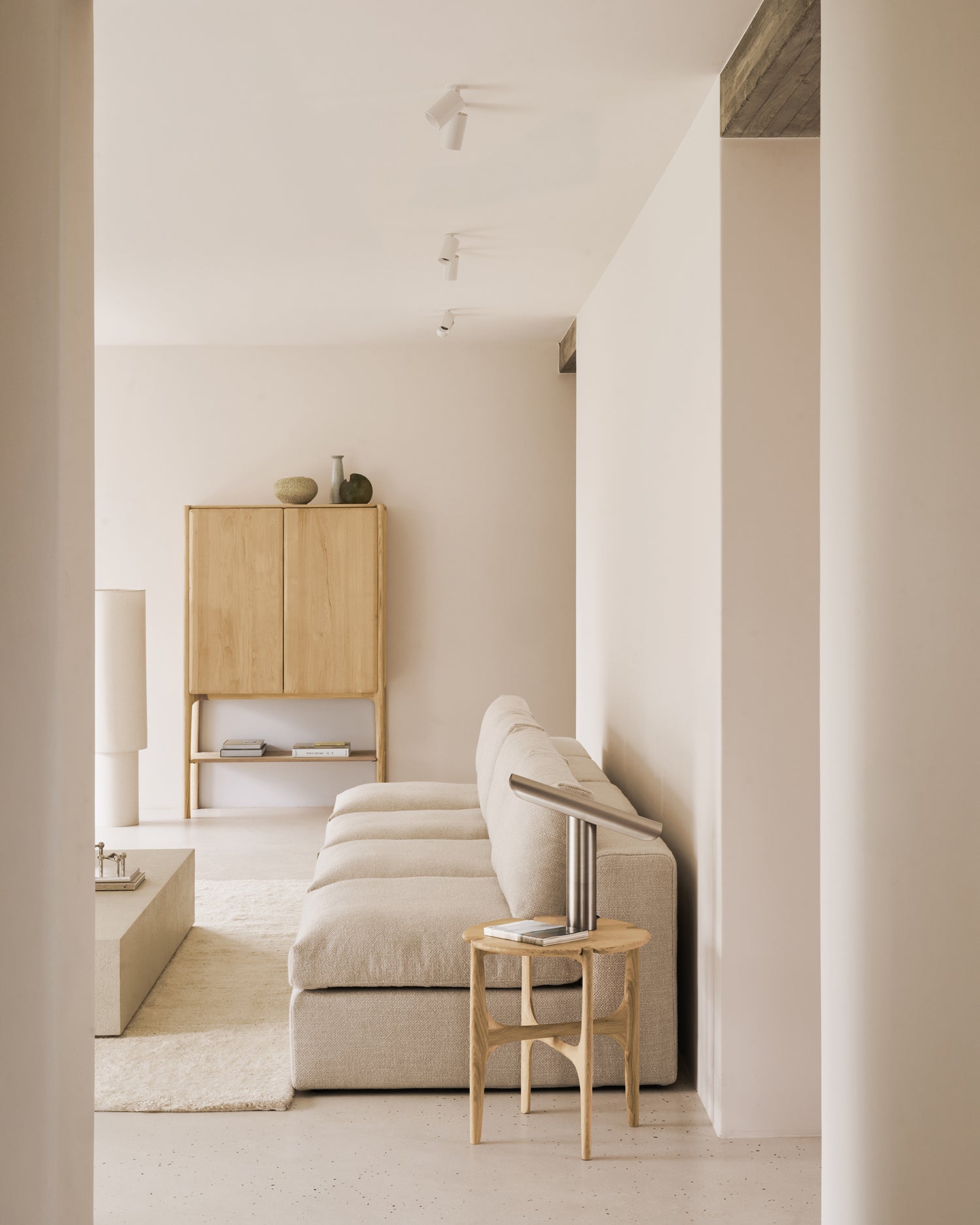 Bruk skapet Pl Cupboard fra Ethnicraft som et vitrineskap i kjøkken, stue eller spisestue, eller som et praktisk skap enten i gangen eller på hjemmekontoret. Skapet måler B110 x H170 x D45 cm. 