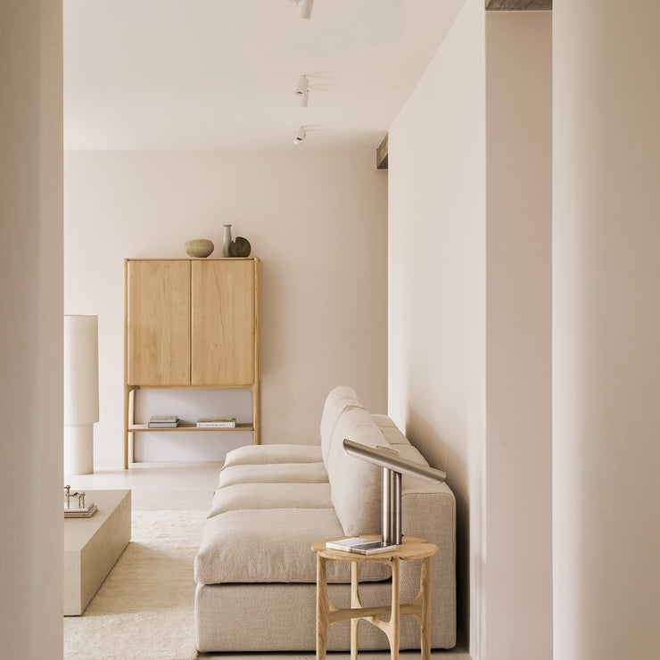 Bruk skapet Pl Cupboard fra Ethnicraft som et vitrineskap i kjøkken, stue eller spisestue, eller som et praktisk skap enten i gangen eller på hjemmekontoret. Skapet måler B110 x H170 x D45 cm. 