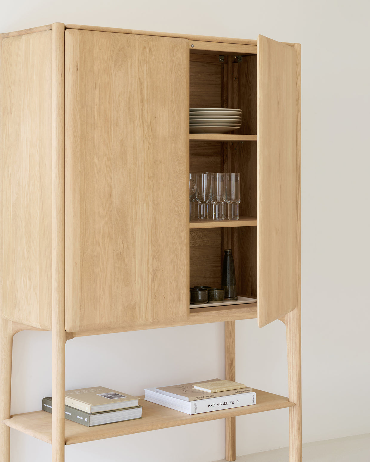Vakker og praktisk oppbevaring som passer inn i en rekke rom: Det elegante skapet Pl Cupboard fra Ethnicraft i heltre eik er renskåren i designet og har subtile, delikate elementer som gir skapet det lille ekstra! De avrundede kantene i skapdøren er en fin detalj som myker opp uttrykket. 