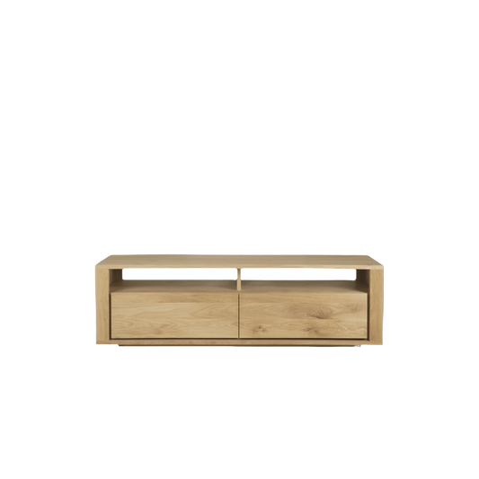 TV-benken Shadow TV Cupboard fra Ethnicraft kommer i to ulike størrelser, enten 140 cm bred med to skuffer og 210 cm bred med tre skuffer.