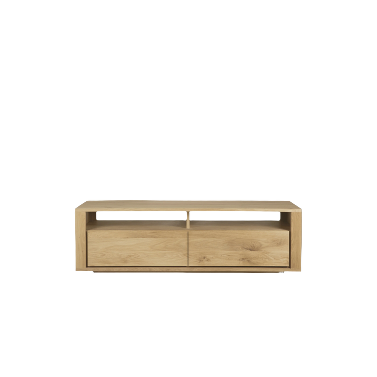TV-benken Shadow TV Cupboard fra Ethnicraft kommer i to ulike størrelser, enten 140 cm bred med to skuffer og 210 cm bred med tre skuffer.