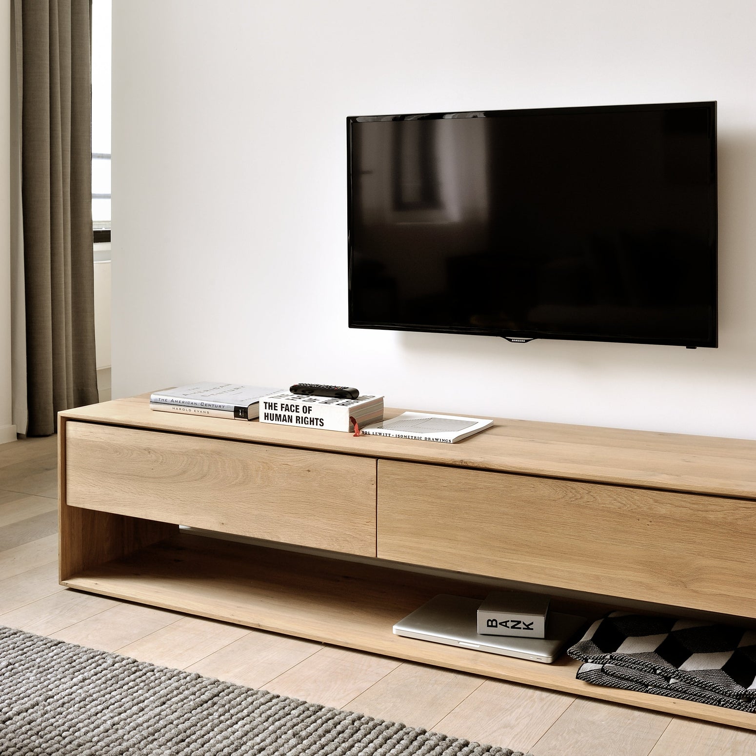 TV-benk Nordic Cupboard fra Ethnicraft: På nederste del kan du oppbevare det som ikke må gjemmes bort! Her i størrelse 180 cm.