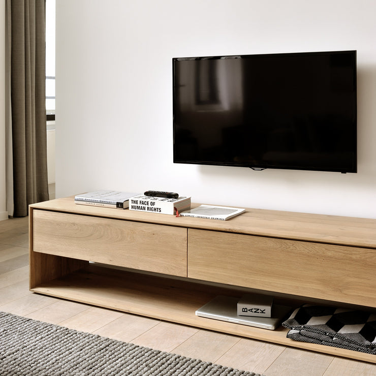 TV-benk Nordic Cupboard fra Ethnicraft: På nederste del kan du oppbevare det som ikke må gjemmes bort! Her i størrelse 180 cm.