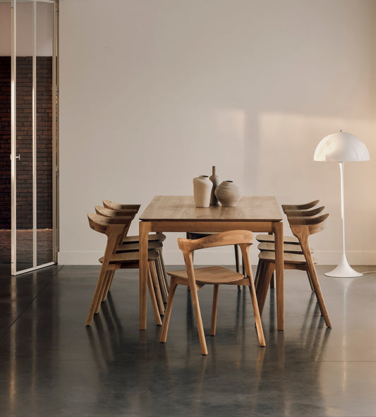 Spisestolen Bok fra Ethnicraft har en grasiøs silhuett der kantene er mykt avrundede og den buede ryggen lar deg sitte bekvemt over tid. Designet er elegant og visuelt sett oppleves den både nett og lett i uttrykket. Her med finish i oljet eik.
