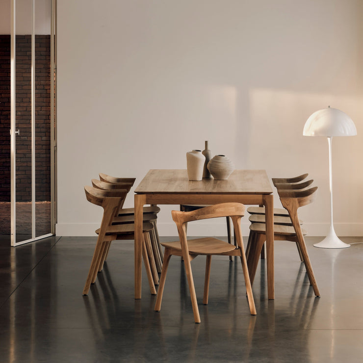 Spisestolen Bok fra Ethnicraft har en grasiøs silhuett der kantene er mykt avrundede og den buede ryggen lar deg sitte bekvemt over tid. Designet er elegant og visuelt sett oppleves den både nett og lett i uttrykket. Her med finish i oljet eik.