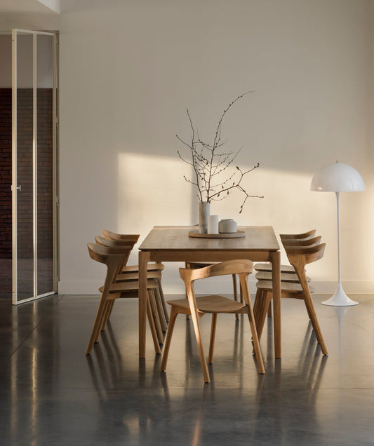 Designet er elegant, både bena og bordplaten har vakkert avrundede kanter og visuelt sett tar spisebordet Bok fra Ethnicraft liten plass i rommet. Det tidløse uttrykket gjør at det fint kan passe inn i moderne hjem såvel som i mer rustikke og klassiske innredninger.