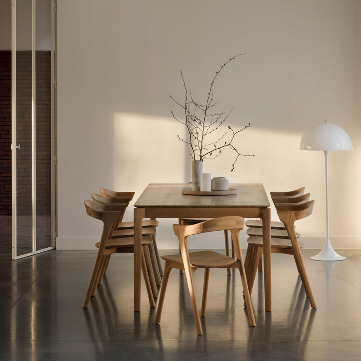 Designet er elegant, både bena og bordplaten har vakkert avrundede kanter og visuelt sett tar spisebordet Bok fra Ethnicraft liten plass i rommet. Det tidløse uttrykket gjør at det fint kan passe inn i moderne hjem såvel som i mer rustikke og klassiske innredninger.