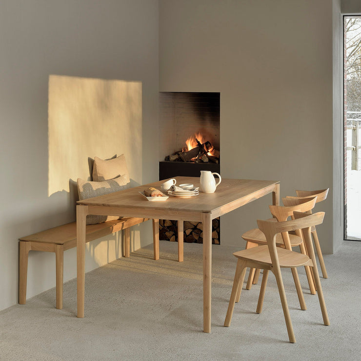 Spisebordet Bok er en av bestselgerne fra Ethnicraft – og det med god grunn! Designet er elegant, både bena og bordplaten har vakkert avrundede kanter og visuelt sett tar spisebordet Bok liten plass i rommet. Det er nydelig utført i heltre og kan bestilles i flere størrelser og flere typer finisher i eik og teak. Her i oljet eik.