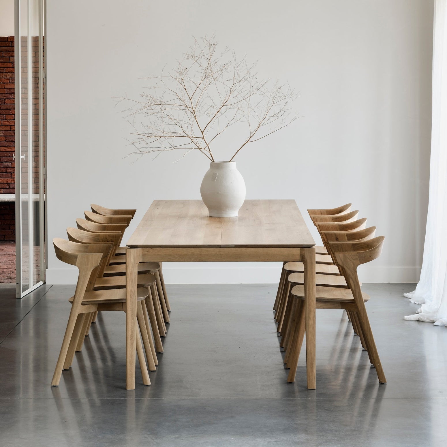 Spisebord Bok Dining Table Extendable fra Ethnicraft med finish i oljet eik