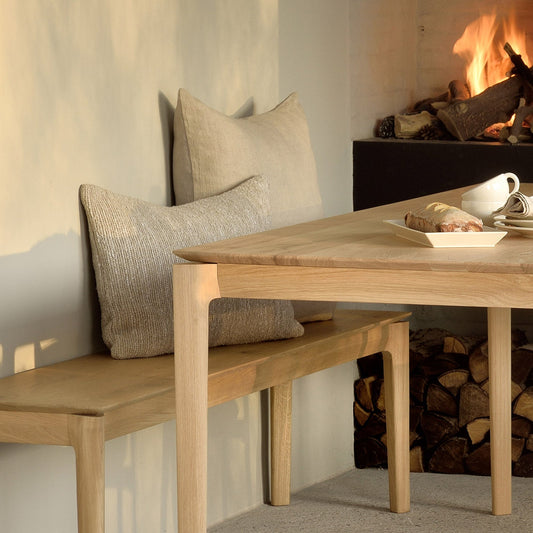 Spisebord Bok Dining Table fra Ethnicraft i oljet eik. Velg mellom 140x80 cm, 160x80 cm, 180x90 cm, 200x95 cm, 220x95 cm og 240x100 cm. Bordet finnes i naturfaget oljet eik, brunlakkert og svartlakkert eik samt ubehandlet teak og brunlakkert teak.