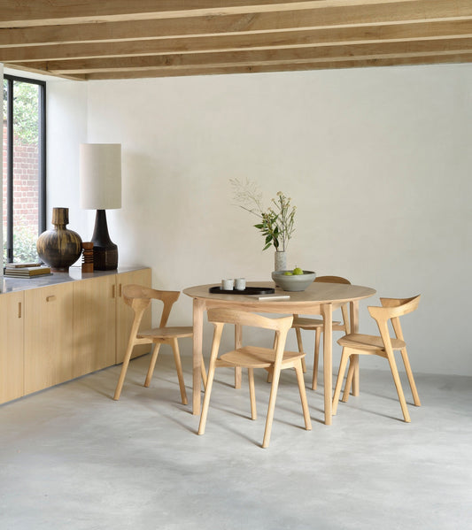 Det runde spisebordet Bok fra Ethnicraft er nydelig utført i heltre eik og er uttrekkbart fra Ø129 cm til Ø179 cm i diameter. Designet er elegant, både bena og bordplaten har vakkert avrundede kanter og visuelt sett tar spisebordet Bok liten plass i rommet.
