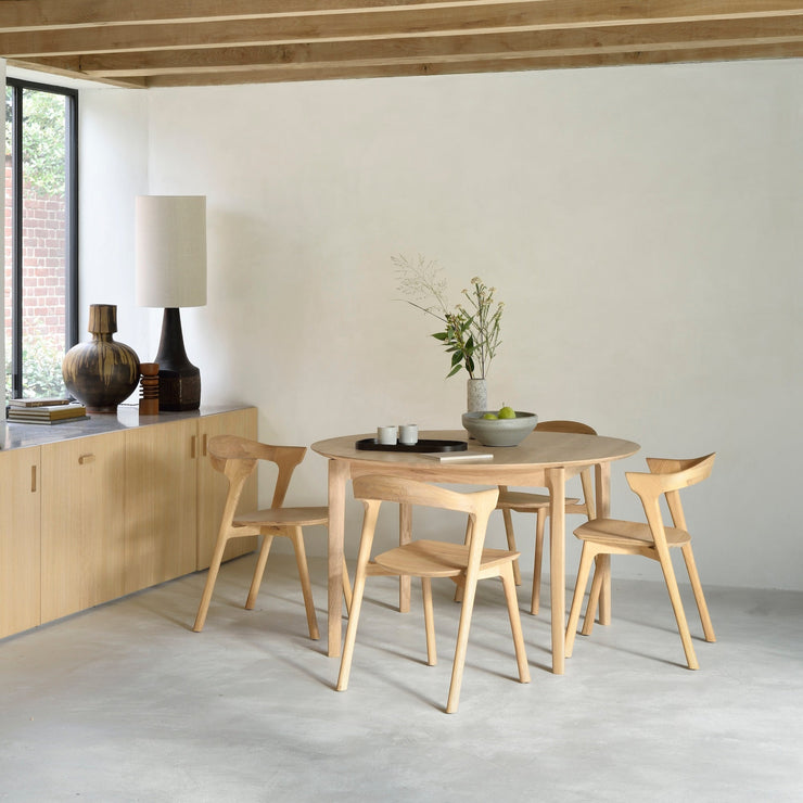 Det runde spisebordet Bok fra Ethnicraft er nydelig utført i heltre eik og er uttrekkbart fra Ø129 cm til Ø179 cm i diameter. Designet er elegant, både bena og bordplaten har vakkert avrundede kanter og visuelt sett tar spisebordet Bok liten plass i rommet.