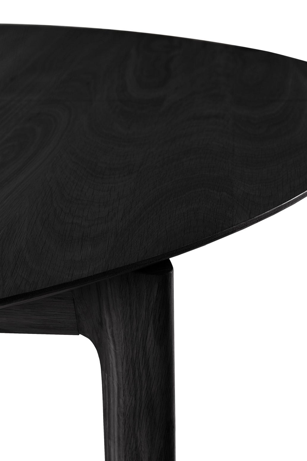 Spisebord Bok Dining Table Extendable Round fra Ethnicraft med finish i svartlakkert eik