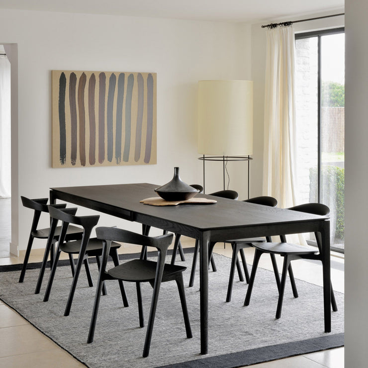 Spisebord Bok Dining Table Extendable fra Ethnicraft med finish i svartlakkert eik