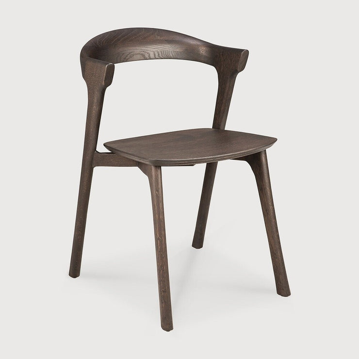 Spisestol Bok Dining Chair fra Ethnicraft med finish i brunlakkert eik