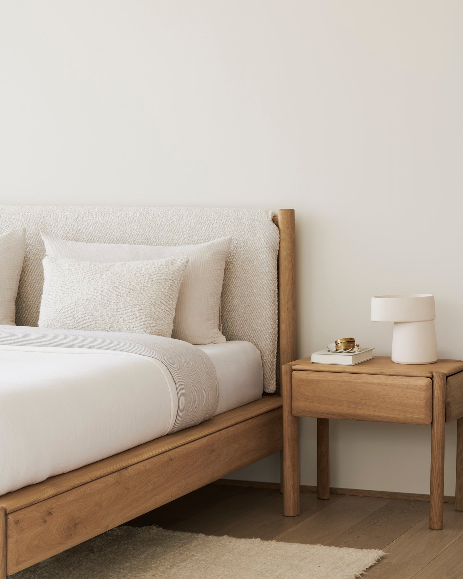 Pent nattbord i heltre eik med skuff som passer inn i en rekke interiørstiler: Pl Bedside Table fra Ethnicraft er renskårent i designet og har subtile, delikate elementer som gir nattbordet det lille ekstra! De avrundede kantene er en fin detalj som myker opp uttrykket.