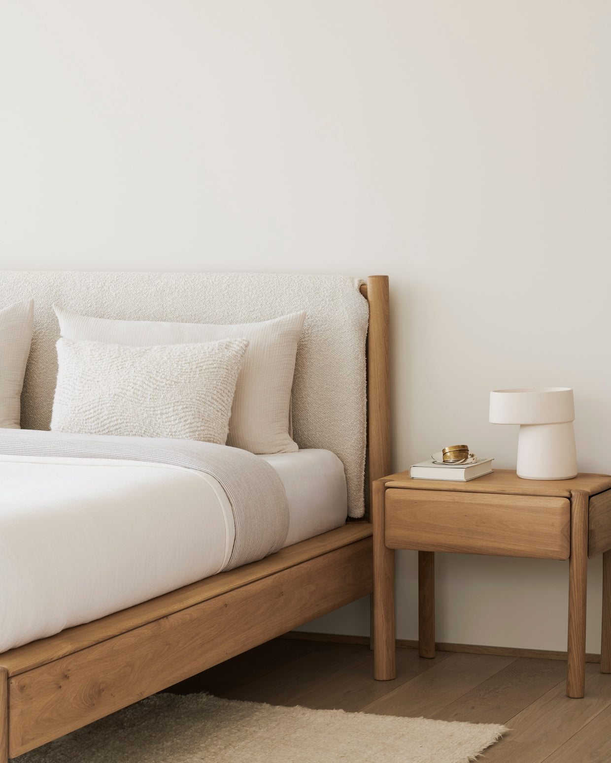 Pent nattbord i heltre eik med skuff som passer inn i en rekke interiørstiler: Pl Bedside Table fra Ethnicraft er renskårent i designet og har subtile, delikate elementer som gir nattbordet det lille ekstra! De avrundede kantene er en fin detalj som myker opp uttrykket.