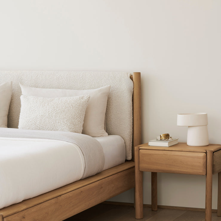 Pent nattbord i heltre eik med skuff som passer inn i en rekke interiørstiler: Pl Bedside Table fra Ethnicraft er renskårent i designet og har subtile, delikate elementer som gir nattbordet det lille ekstra! De avrundede kantene er en fin detalj som myker opp uttrykket.