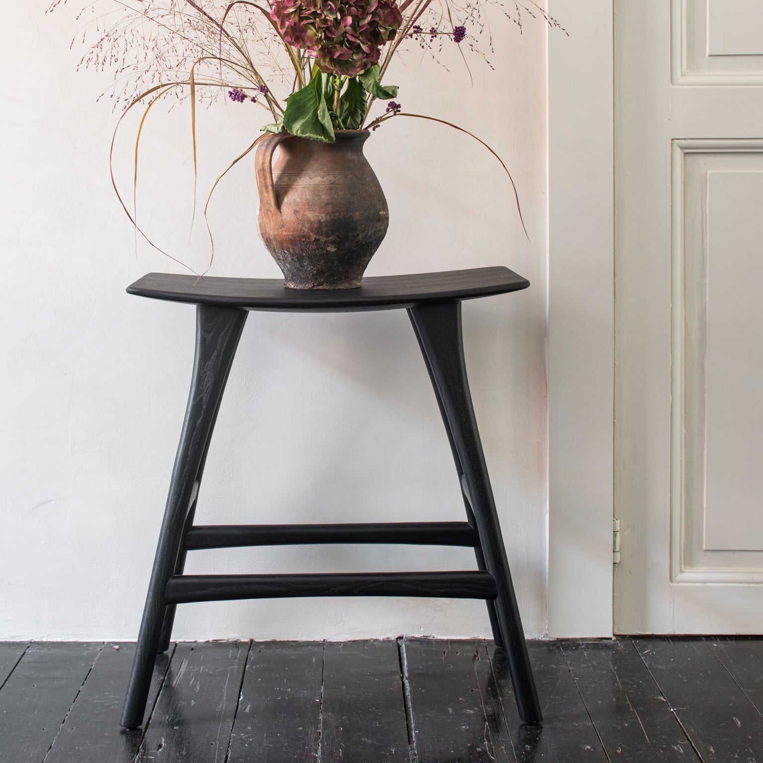 Barkrakk Osso Counter Stool (H67 cm) i sortlakkert eik/black oak fra Ethnicraft.
