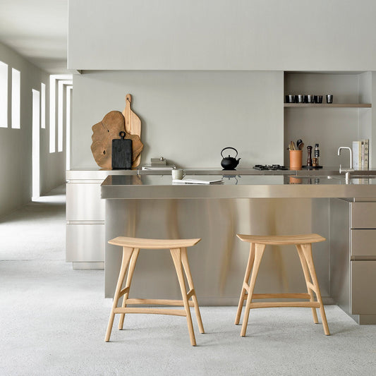Barkrakk Osso Counter Stool (H67 cm) i lakkert eik fra Ethnicraft.