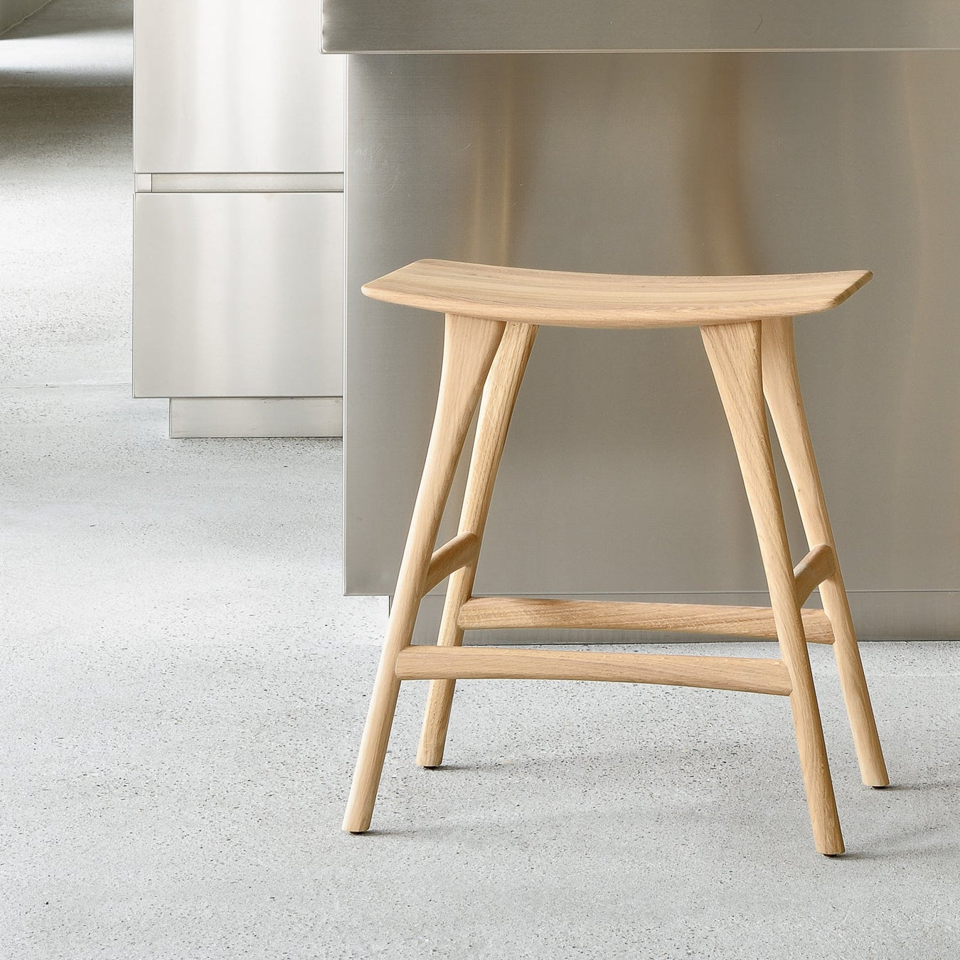 Barkrakk Osso Counter Stool (H67 cm) i lakkert eik fra Ethnicraft.