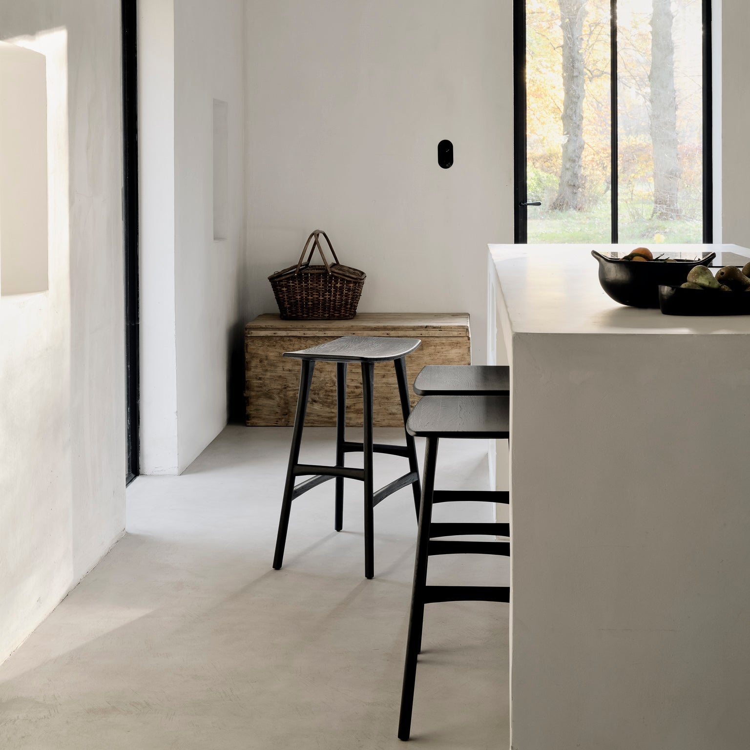 Barkrakk Osso Counter Stool (H67 cm) i sortlakkert eik/black oak fra Ethnicraft.