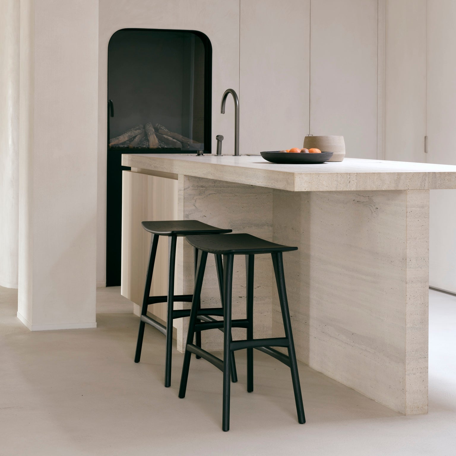 Barkrakk Osso Counter Stool (H67 cm) i sortlakkert eik/black oak fra Ethnicraft.