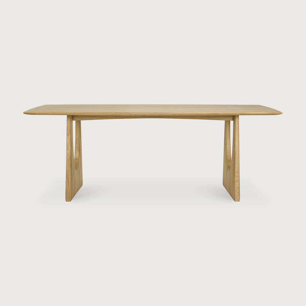 Spisebord Geometric Dining Table fra Ethnicraft med finish i oljet eik, størrelse 220x100 cm
