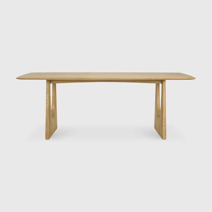 Spisebord Geometric Dining Table fra Ethnicraft med finish i oljet eik, størrelse 220x100 cm