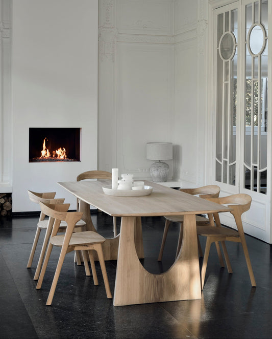 Spisebordet Geometric Dining Table fra Ethnicraft er et vakkert og skulpturelt spisebord i heltre eik med mykt avrundede kanter og buede linjer. Enten du bor i et moderne hjem eller i et mer klassisk innredet hjem er dette bordet perfekt for deg som ønsker deg et unikt møbel og en litt annerledes spiseplass som garantert blir lagt merke til!
