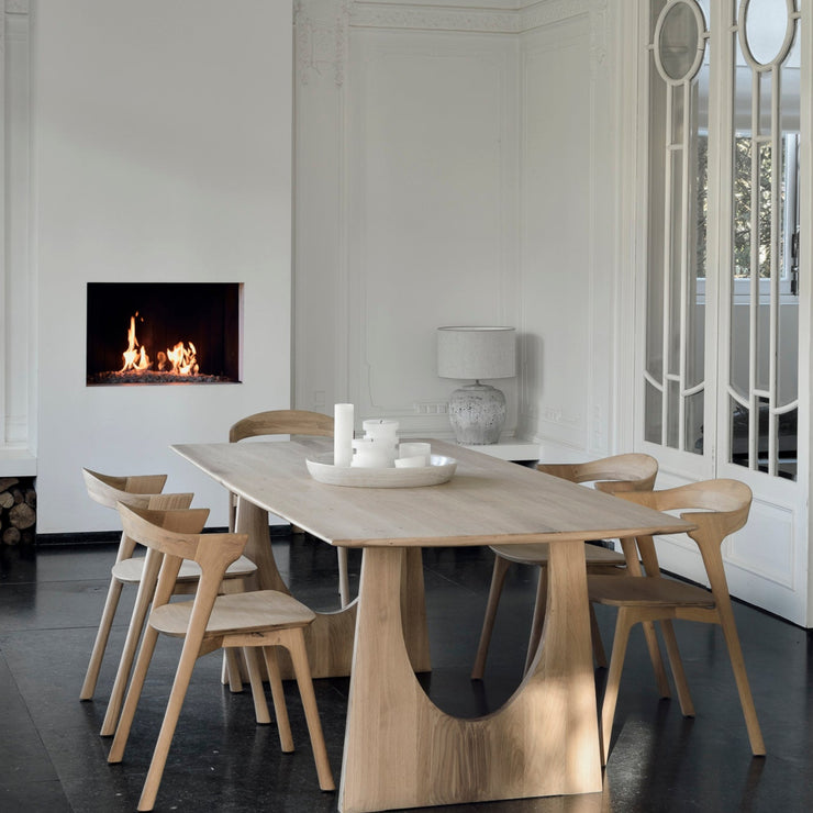 Spisebordet Geometric Dining Table fra Ethnicraft er et vakkert og skulpturelt spisebord i heltre eik med mykt avrundede kanter og buede linjer. Enten du bor i et moderne hjem eller i et mer klassisk innredet hjem er dette bordet perfekt for deg som ønsker deg et unikt møbel og en litt annerledes spiseplass som garantert blir lagt merke til!