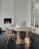 Spisebordet Geometric Dining Table fra Ethnicraft er et vakkert og skulpturelt spisebord i heltre eik med mykt avrundede kanter og buede linjer. Enten du bor i et moderne hjem eller i et mer klassisk innredet hjem er dette bordet perfekt for deg som ønsker deg et unikt møbel og en litt annerledes spiseplass som garantert blir lagt merke til!